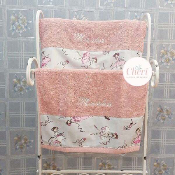 set asciugamani rosa con inserto cotone stampato ballerine e nome ricamato